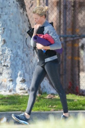 Charlize Theron - spotted leaving yoga class - January 23, 2015 - 23xHQ M4dLV7iD