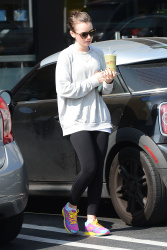 Lily Collins - Grabs a Health Drink in West Hollywood (2015.02.16.) (11xHQ) Mg6DK4lq