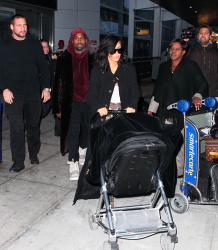 Kim Kardashian - At JFK Airport in New York City with Kanye West (2015. 02. 09) (44xHQ) OUByQY4K