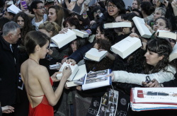 Shailene Woodley, Theo James - на премьере фильма 'Divergent' at Callao Cinema, Мадрид, 3 апреля 2014 (302xHQ) OUw4N8pY