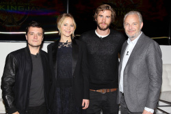 Jennifer Lawrence, Liam Hemsworth, Josh Hutcherson - 'The Hunger Games: Mockingjay - Part 1' Press Conference at Park Hyatt Hotel, Нью-Йорк, 15 ноября 2014 (27xHQ) PCEuNufE