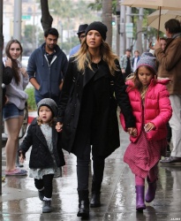 Jessica Alba - Shopping with her daughters in Los Angeles, 10 января 2015 (89xHQ) PCIgxBvg