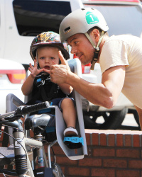 Josh Duhamel - Josh Duhamel - Out for lunch with his son in Santa Monica - April 27, 2015 - 30xHQ PL8yvTwr