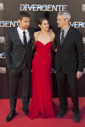 Shailene Woodley, Theo James - на премьере фильма 'Divergent' at Callao Cinema, Мадрид, 3 апреля 2014 (302xHQ) PfjjjVBQ