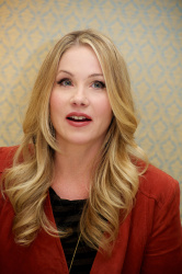 Christina Applegate - Christina Applegate - Up All Night press conference portraits by Vera Anderson (Los Angeles, October 27, 2011) - 5xHQ QmdTf0UT