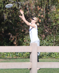 Charlize Theron - enjoys a day with Sean Penn at the park in Studio City - February 8, 2015 (7xHQ) RMzDyIrz
