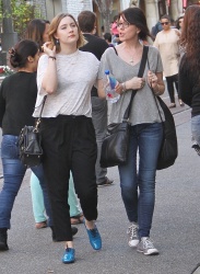 Saoirse Ronan - Shopping with her mother at The Grove in Los Angeles, 17 января 2015 (5xHQ) SOfmO6NW