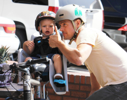 Josh Duhamel - Josh Duhamel - Out for lunch with his son in Santa Monica - April 27, 2015 - 30xHQ SQg9FVl5
