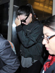 Kendall Jenner - Arriving at LAX airport, 2 января 2015 (55xHQ) SgxIxXG8