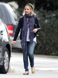 Sarah Michelle Gellar - out and about in Brentwood, 30 января 2015 (28xHQ) TBZ5w9kg