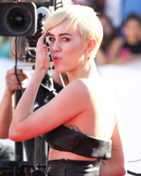 Miley Cyrus - 2014 MTV Video Music Awards in Los Angeles, August 24, 2014 - 350xHQ TGtKEZHc