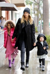 Jessica Alba - Shopping with her daughters in Los Angeles, 10 января 2015 (89xHQ) UHTE9VNu