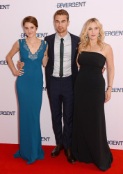 Theo James - Shailene Woodley, Kate Winslet, Theo James - на премьере фильма 'Divergent' at Odeon Leicester Square, Лондон, 30 марта 2014 (918xHQ) Ur6ZVyx3