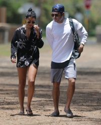 Zac Efron - Zac Efron & Sami Miró - going for a stroll to the beach in Oahu, Hawaii, 2015.05.30 - 16xHQ Uv7mwer5