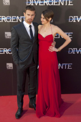 Theo James - Shailene Woodley, Theo James - на премьере фильма 'Divergent' at Callao Cinema, Мадрид, 3 апреля 2014 (302xHQ) V9RqJJdT