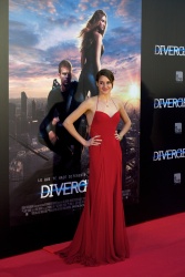 Shailene Woodley, Theo James - на премьере фильма 'Divergent' at Callao Cinema, Мадрид, 3 апреля 2014 (302xHQ) VAFYv5FI