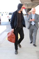 Ryan Gosling - Arriving at LAX Airport in LA - April 17, 2015 - 25xHQ VC8IQqkN