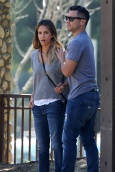 Jessica Alba - Jessica and her family spent a day in Coldwater Park in Los Angeles (2015.02.08.) (196xHQ) W2Y0Be0I