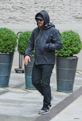 Jake Gyllenhaal - Out & About In New York City 2015.06.01 - 22xHQ W9fFp30V