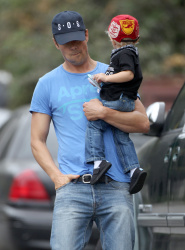 Josh Duhamel - Out for breakfast with his son in Brentwood - April 24, 2015 - 34xHQ WT2qrlT4