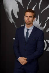 Theo James - на премьере фильма 'Divergent' at Sony Centre, Берлин, 1 апреля 2014 (129xHQ) WbaXr01Z