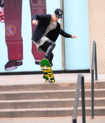 Justin Bieber - Skating in New York City (2014.12.28) - 41xHQ XINuxy1M