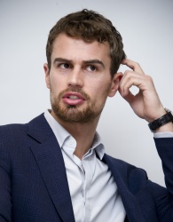 Theo James - Theo James - Insurgent press conference portraits by Magnus Sundholm (Beverly Hills, March 6, 2015) - 14xHQ XLFAgJM7