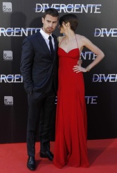 Theo James - Shailene Woodley, Theo James - на премьере фильма 'Divergent' at Callao Cinema, Мадрид, 3 апреля 2014 (302xHQ) YBOyjMXp