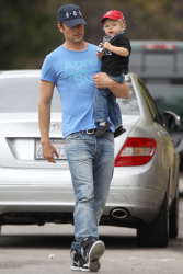 Josh Duhamel - Out for breakfast with his son in Brentwood - April 24, 2015 - 34xHQ YUSzAcr5
